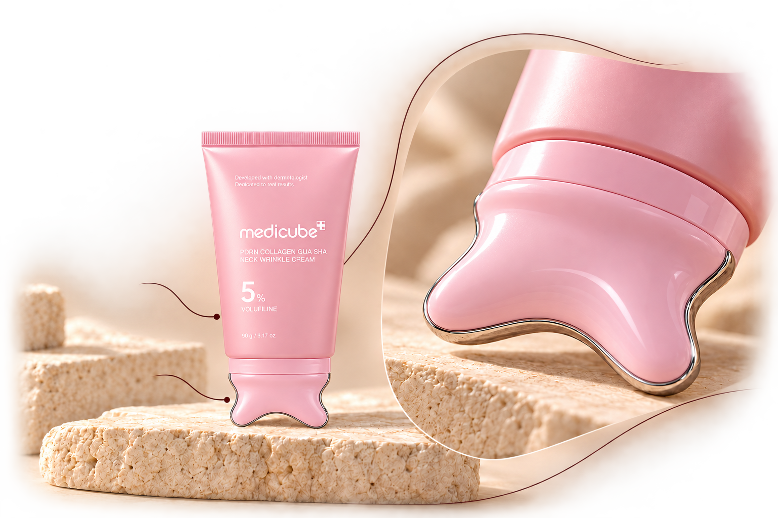 Tubo rosa Medicube sobre una piedra y, a la derecha, una ampliación de su cabezal gua sha