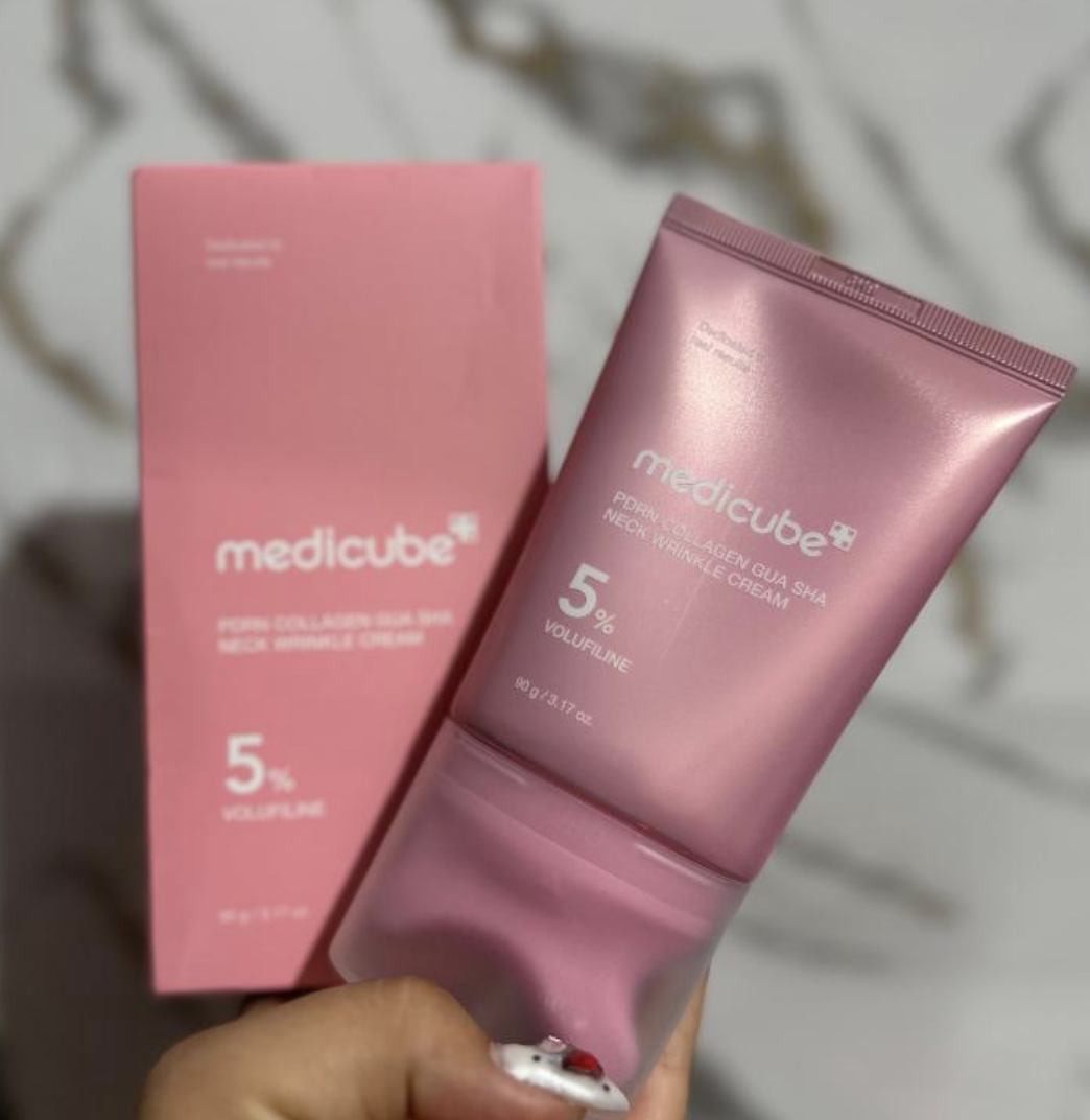 Fotografía real del tubo y la caja rosas de Medicube PDRN Collagen Gua Sha Neck Wrinkle Cream