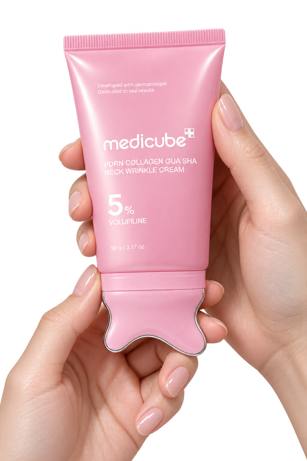 Dos manos sostienen el tubo rosa Medicube con el cabezal hacia abajo
